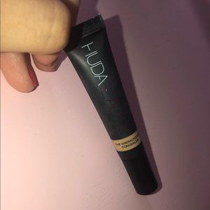 HUDA BEAUTY overachiever concealer